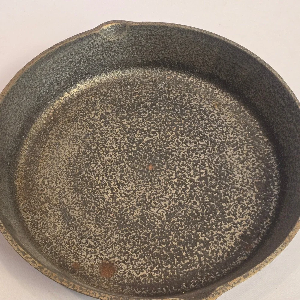 Vintage Unmarked Cast Iron Skillet‎ 10.5 Inch Round Pan with Heat Ring No 8